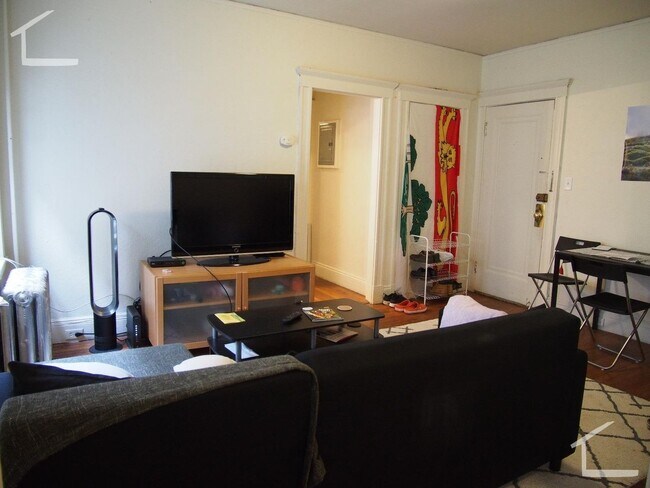 Building Photo - Spacious 2  bed splitclose to Fenway Park,...