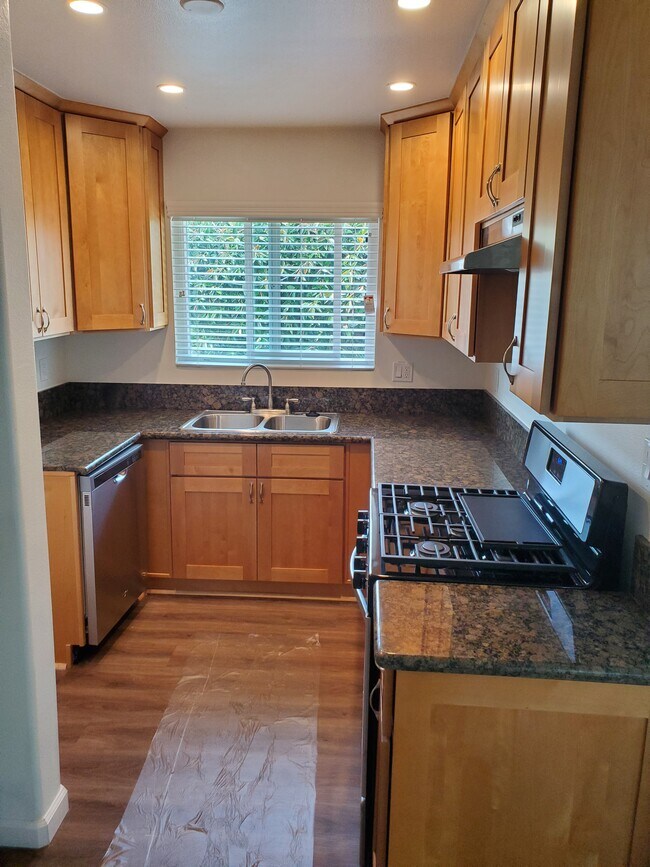 Kitchen - 3193 S Barrington Ave
