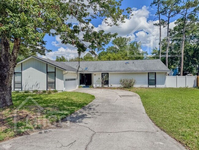 Building Photo - 1959 Sussex Dr N