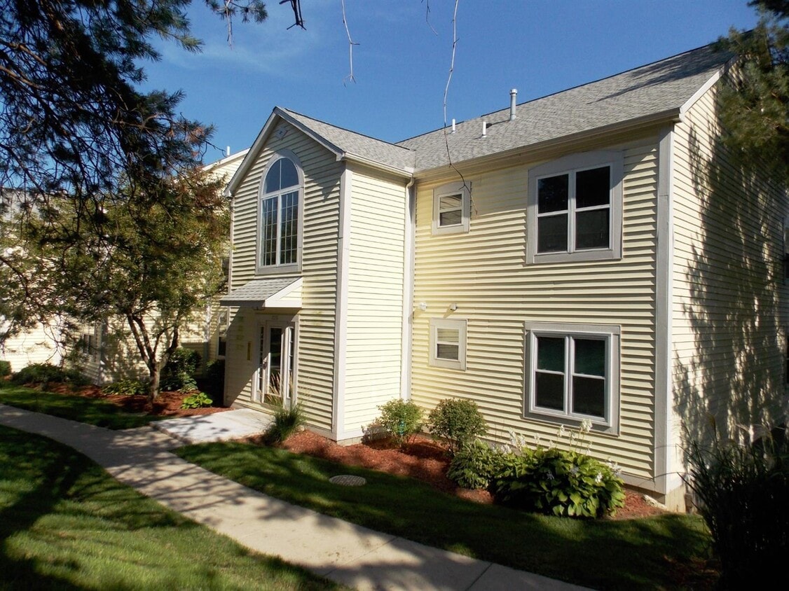 Primary Photo - 2215 S Huron Pkwy
