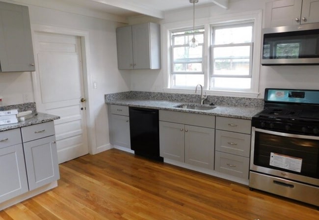 Building Photo - 168 River St