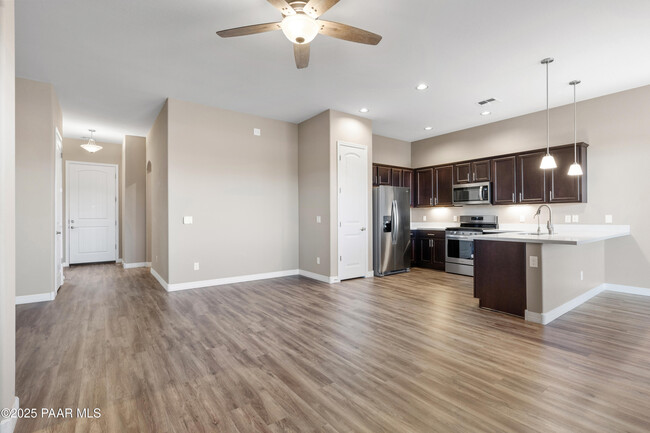 Foto del edificio - 5557 N Teaberry Ln