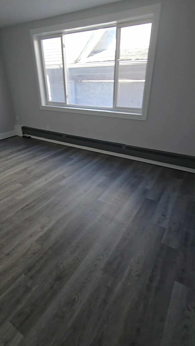 Building Photo - 570 Ellice Ave