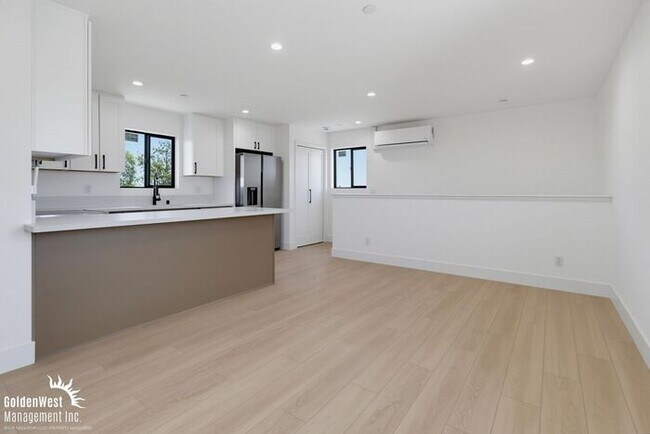 Foto del edificio - Newly Built 2Bdm 2Ba Upper-Level Apartment with Modern Finishes & Bright Open Living!