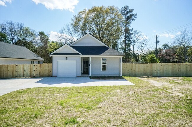 Foto del edificio - Three Bedroom Home!