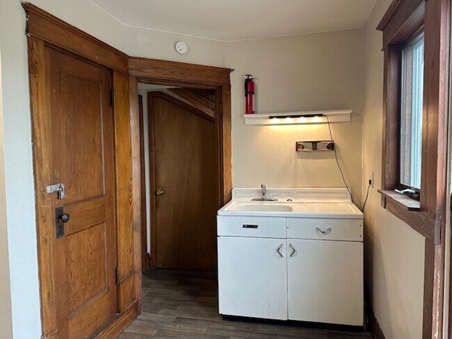 Building Photo - 2nd Floor 1 Bedroom 1 Bathroom Apt Located...