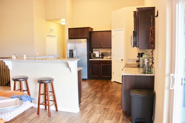 Building Photo - 6 Bed/3 Bath Rancher Close to to the North Side Hospitals