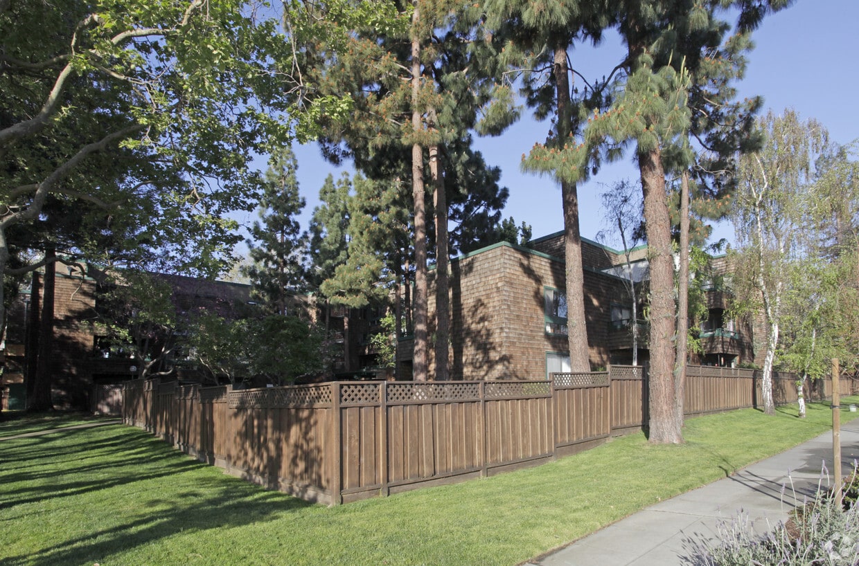 Building Photo - Lytton Gardens