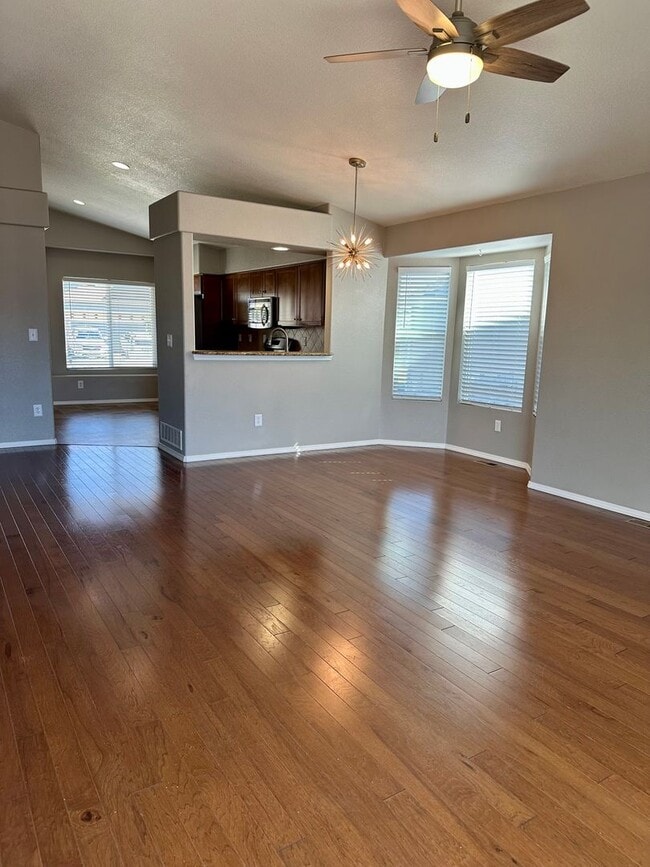 Building Photo - BEAUTIFUL 4BD HOME in MESA RIDGE with MOUN...