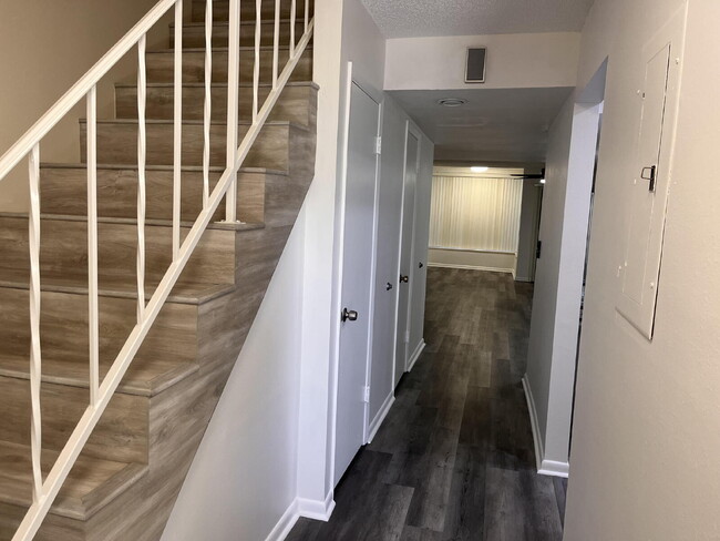 Foto del edificio - Two-story condominium, featuring 2 bedrooms and 2 1/2 bathrooms