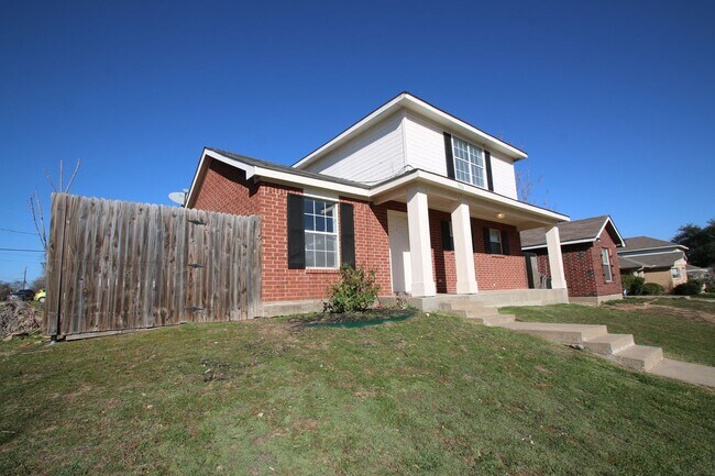 Foto del edificio - Upgraded 3BR Home | Granite Kitchen, High Ceilings & Gated Backyard | Minutes to Downtown Fort Worth