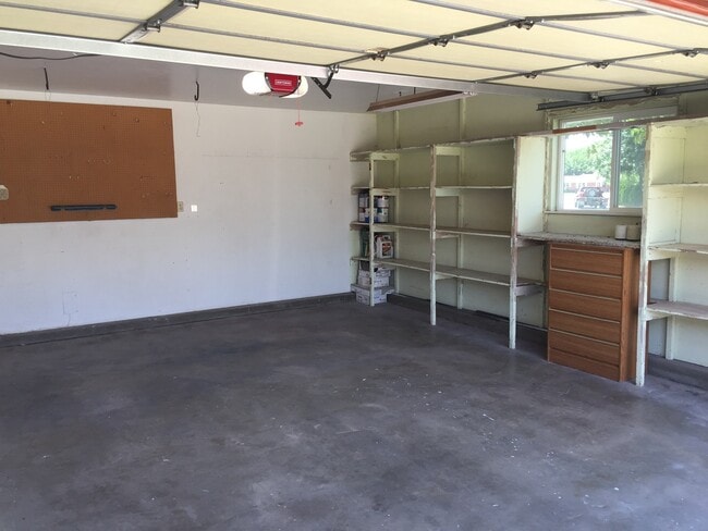 Building Photo - Spacious 3 bedroom House Available NOW!