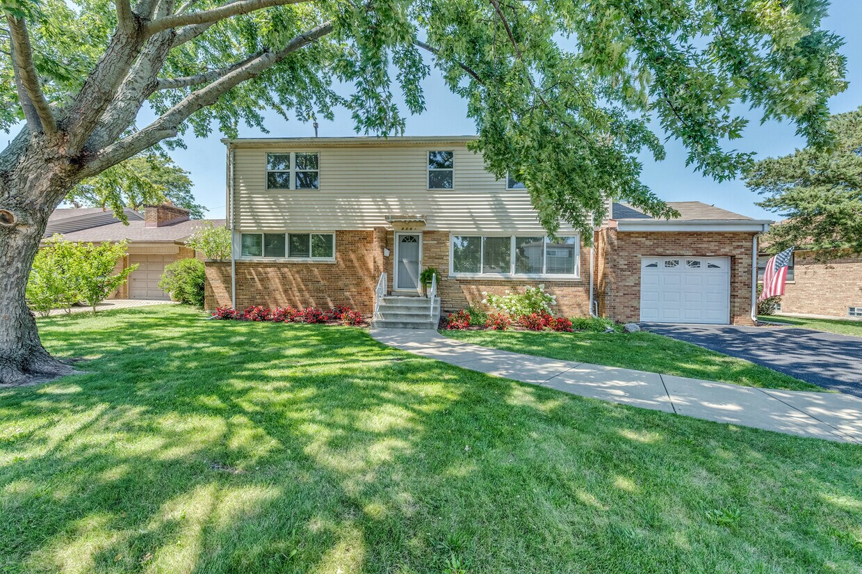 Primary Photo - 8104 Prospect St