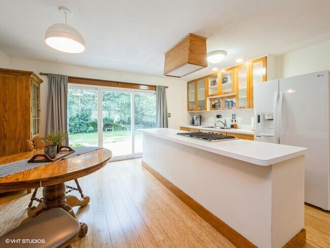 Building Photo - 8715 Oakwood Dr
