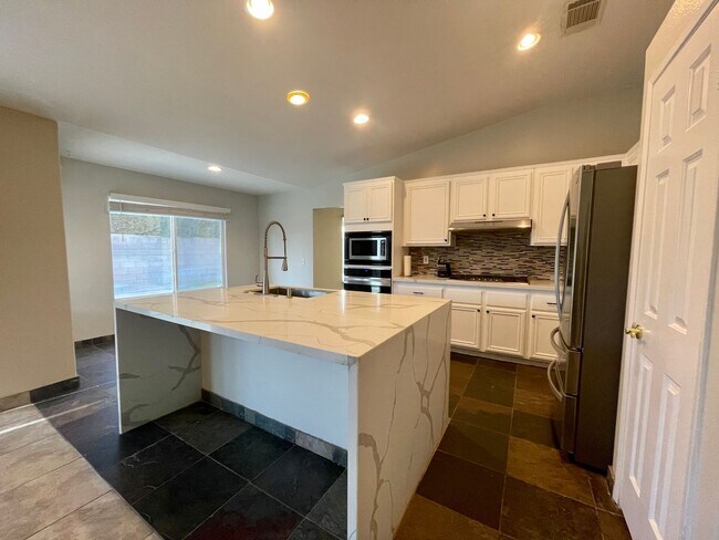 Building Photo - AVAILABLE NOW! STUNNING 4 Bedroom / 2 Bath...