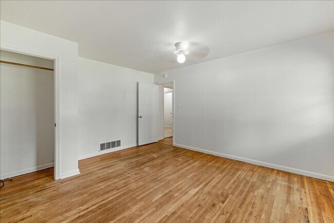 Building Photo - 109 S Chapel Dr
