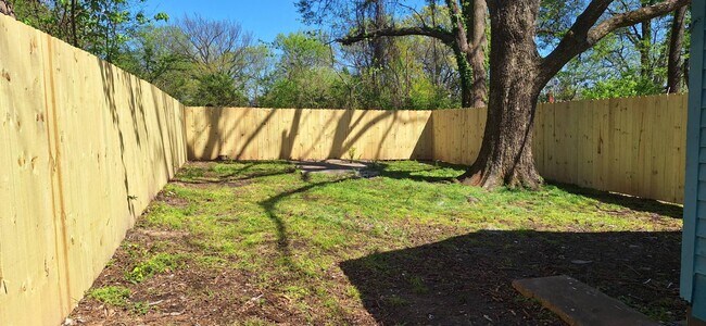 Building Photo - Charming 1 bedroom 1 bathroom duplex - Uni...