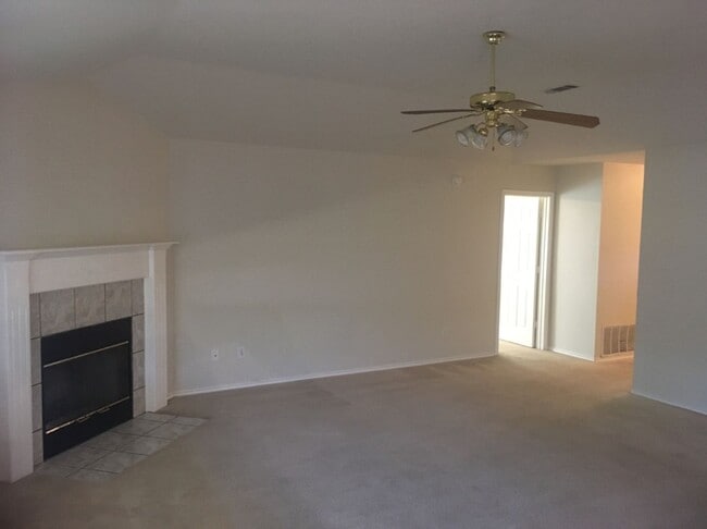 Building Photo - 4 Bed 2 Bath Coming Soon!