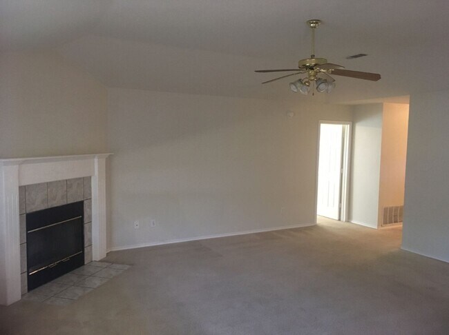 Foto del edificio - 4 Bed 2 Bath Coming Soon!