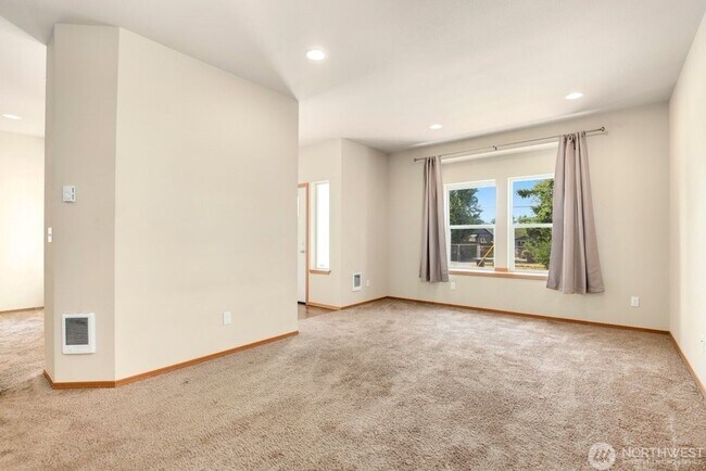 Building Photo - Amazing 3 Br 2.5 bath 2 car gar home in Ta...