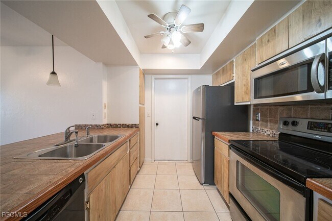 Foto del edificio - 2825 SW Santa Barbara Pl