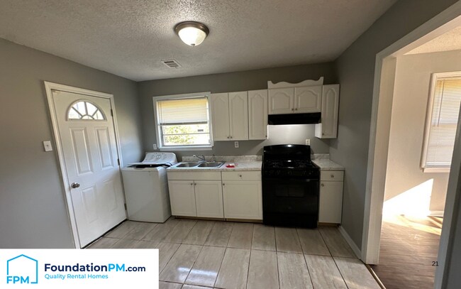 Building Photo - 418 McFarland Dr