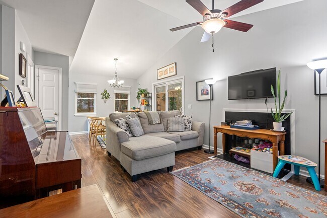 Foto del edificio - 3 Bedroom 2 Bath Chapel Hill Home - Available in early August! Near Southern Village