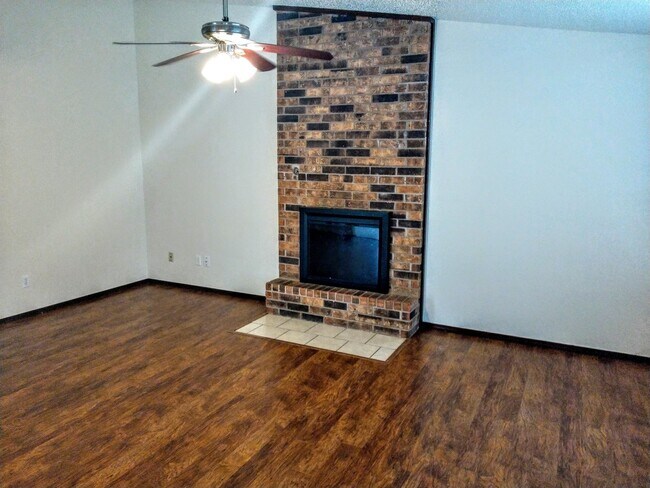Building Photo - 3 Bed, 2 bath, 2 car garage home - Noble, OK