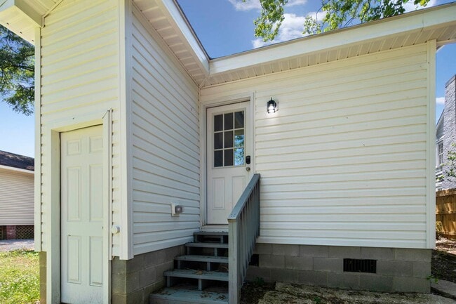 Building Photo - Beautiful Historic Cottage Style Home