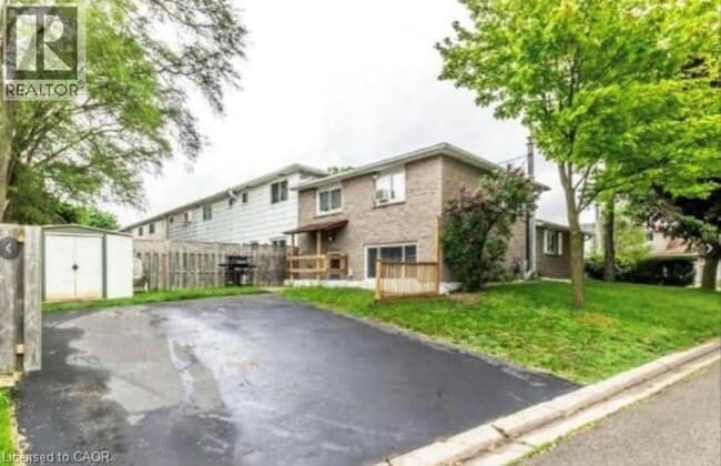 Building Photo - 744 Parkview Crescent
