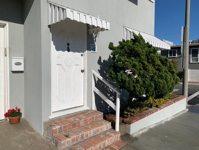 Lower level duplex Studio entrance - 3202 Highland Ave