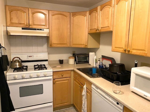 Building Photo - 20 Kenmar Dr