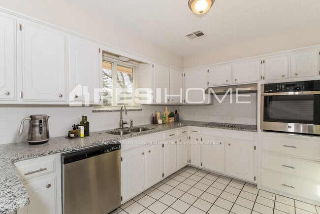 Foto del edificio - 8709 Candlewood Dr