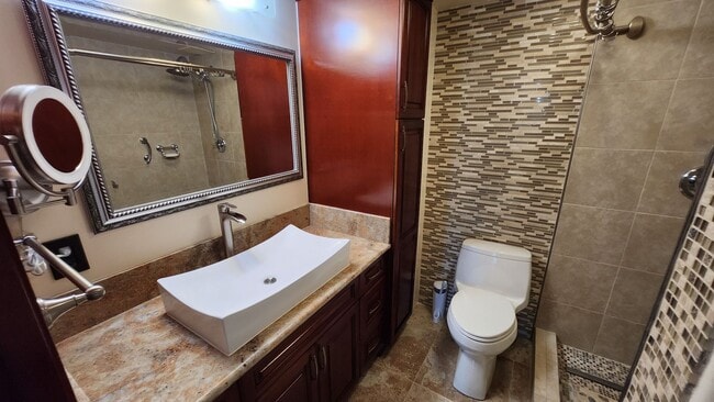 Building Photo - Executive quality remodeled one bedroom - ...