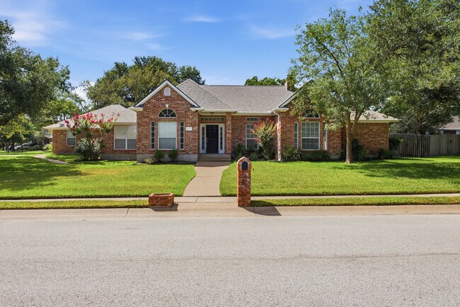 Foto del edificio - 905 Winged Foot Dr