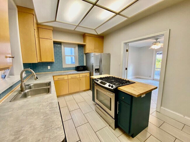 Foto del edificio - Awesome 4BD/3BA in prime Uptown! Remodeled w/ HGTV! Avail. May 1st!