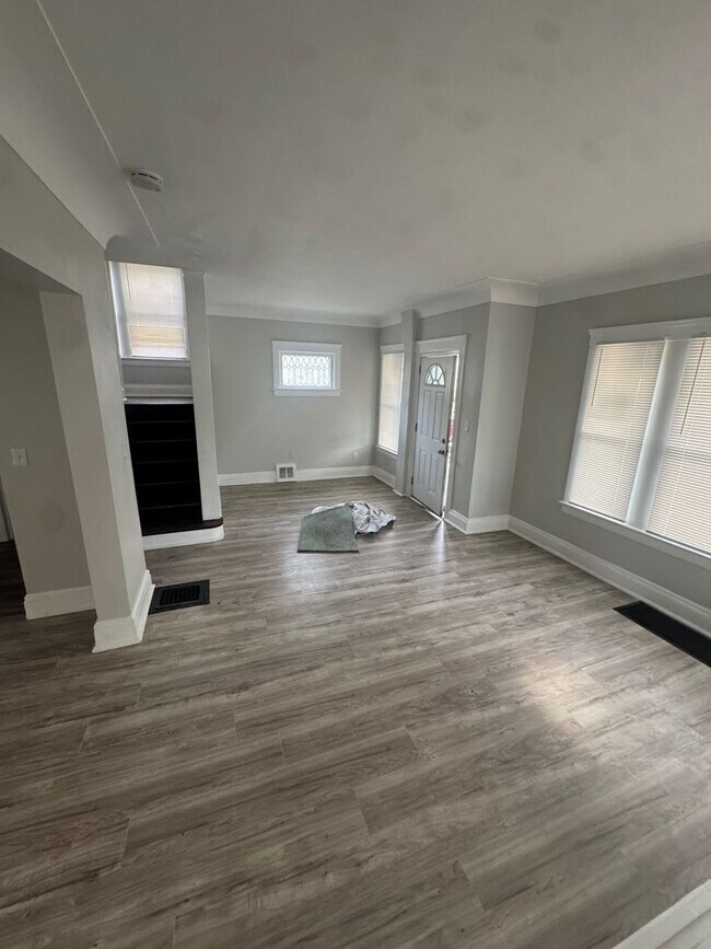 Building Photo - Charming 4-Bedroom Property in Prime Location