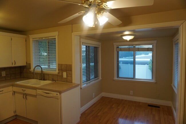 Building Photo - Bountiful 3 Bedroom 2 Bath Home