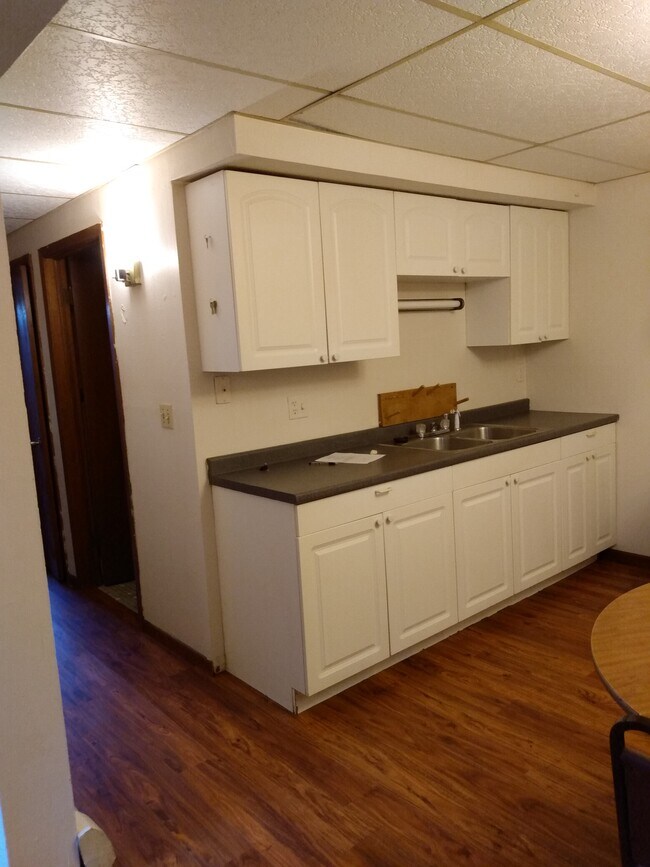 Building Photo - 105 E Oak St