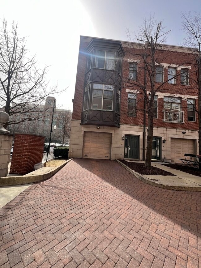 Building Photo - 2008 S Calumet Ave