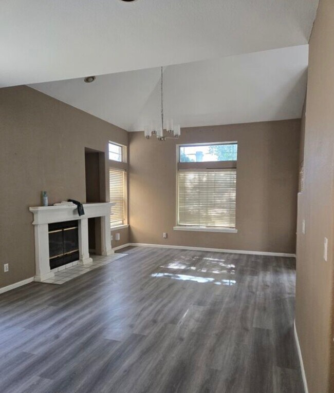 Foto del edificio - 2249 Fallwater Ln
