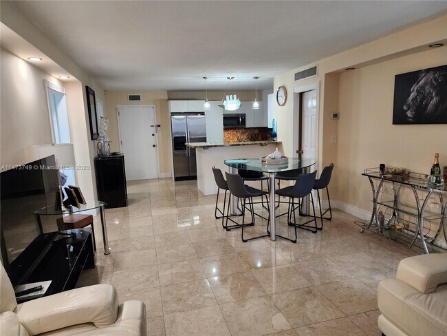 Building Photo - 3140 S Ocean Dr