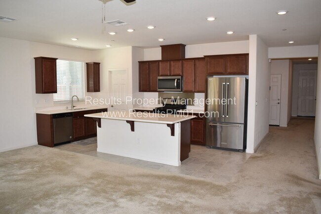 Foto del edificio - Beautiful Roseville 3 +Den Solar Home