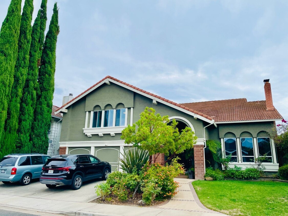 Foto principal - Beautiful 4 Bed 3 Bath + Huge Bonus Room A...