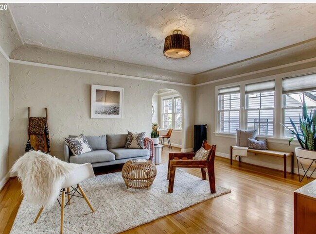 Living - 2533 NW Marshall St