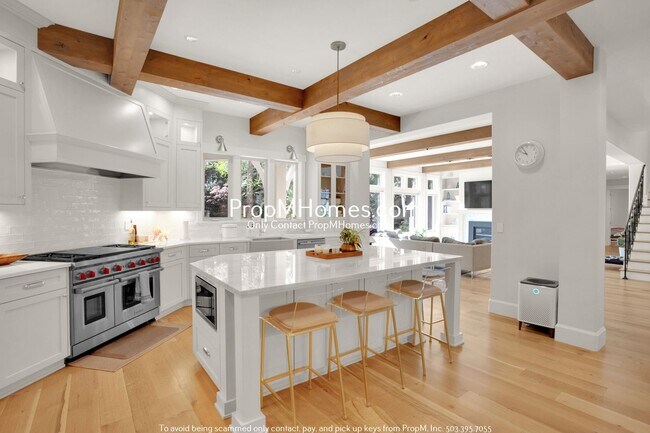 Foto del edificio - Updated Luxury Retreat in Lake Grove - Four Bedrooms!