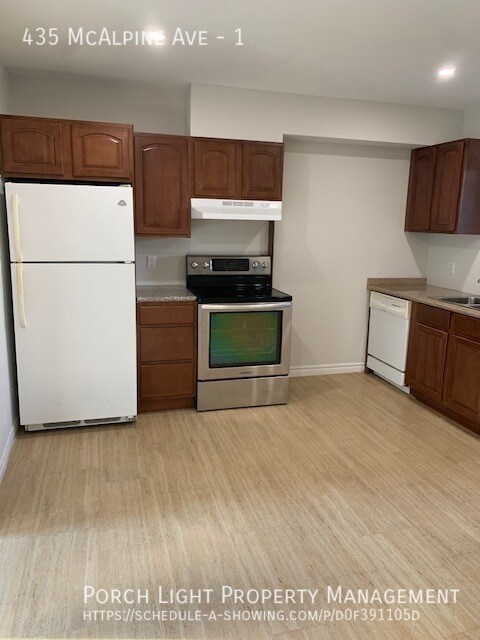 Photo du bâtiment - Main Floor With Parking, Laundry, Yard and...
