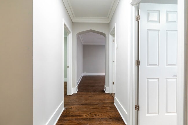 Building Photo - 7420 N Damen Ave