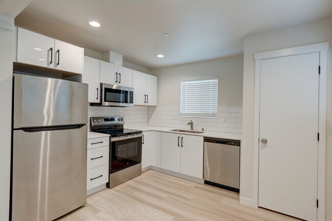 Foto del edificio - 2 Bedroom Luxury New Construction Cottage - Standalone Alone Home - Location Location Location