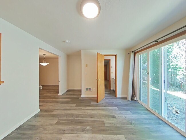 Foto del edificio - 3 Bedroom Duplex ~ Close to Campus ~ Small...